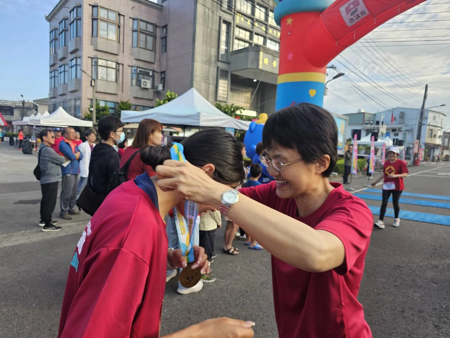 客委會主委古秀妃出席六堆健行路跑活動，與參賽者互動。客委會提供