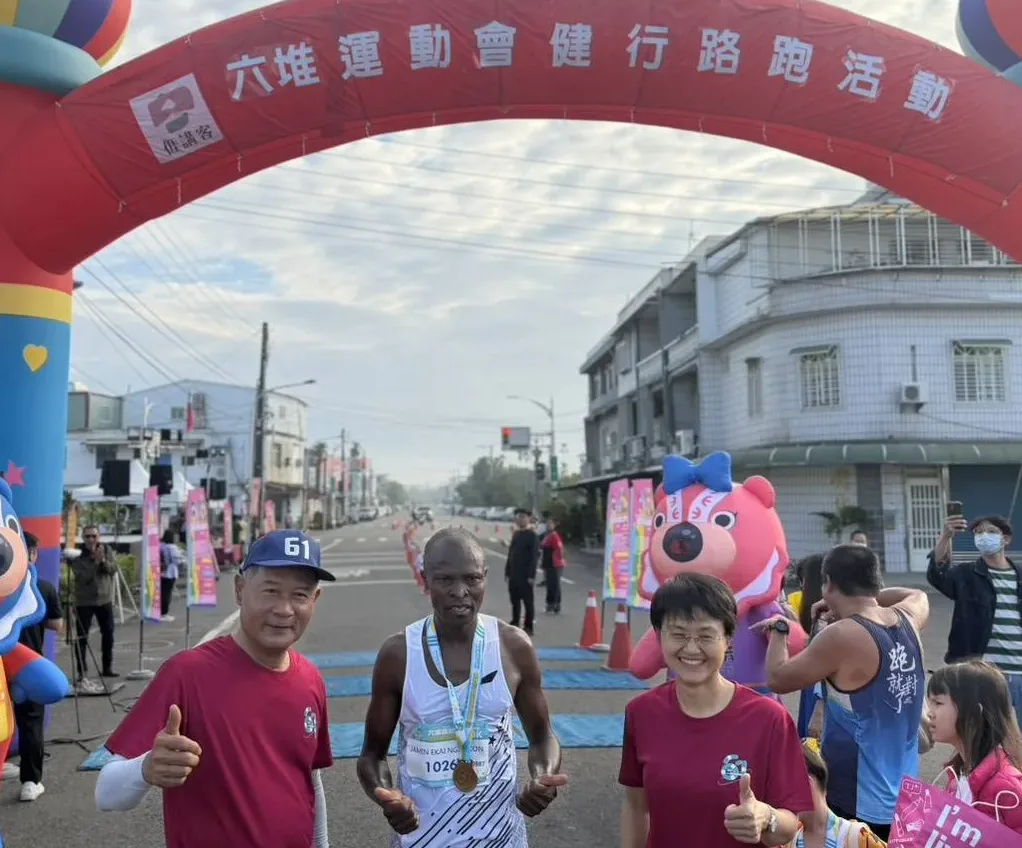 健走組與路跑組參賽者共同參與，跨越年齡與族群隔閡。客委會提供