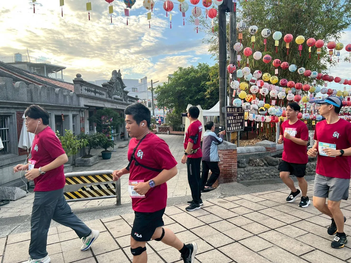 參賽者沿佳冬鄉古蹟路線健行與路跑，體驗客庄風情。客委會提供