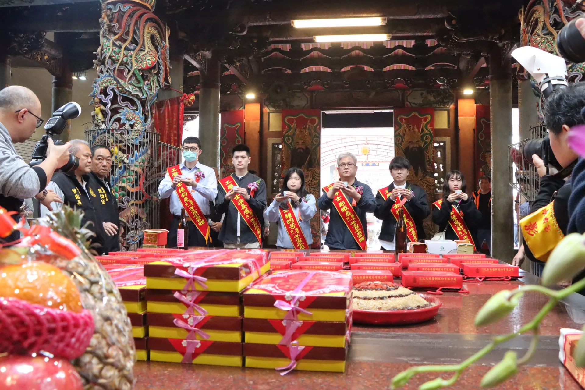 頭份永貞宮1日上午舉辦「文昌帝君第20屆開中門活動」，今年共有30位士子獲表揚，其中博士6位、高考及格24位。圖為士子過中門後行三獻禮。