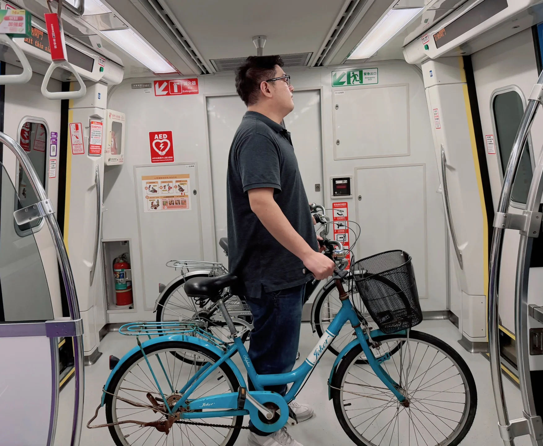 3月10日起，旅客可於機場捷運全線22個車站攜帶自行車進出站，桃捷提供更完善的自行車友善運輸環境。桃捷提供
