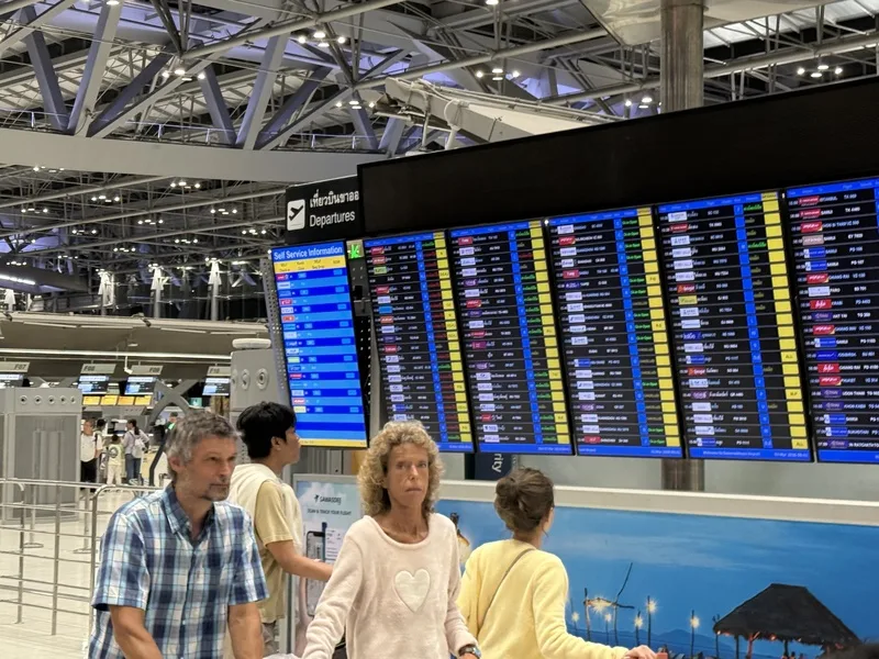 美以聯手空襲伊朗，中東多國關閉領空導致航班大亂，泰國曼谷蘇凡納布機場及其他主要機場有逾百個航班取消，圖為出境大廳航班資訊。中央社