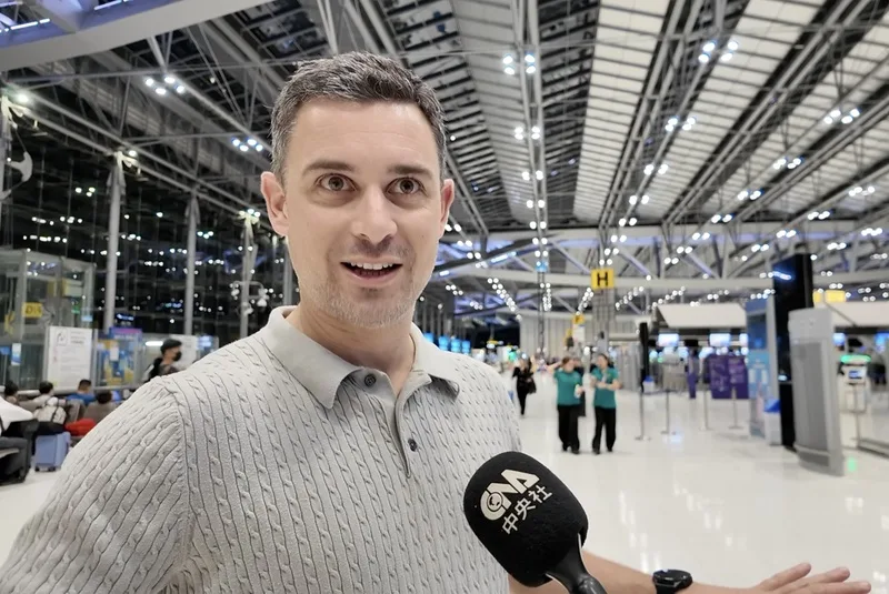 中東衝突擾亂航班，法國旅客阿列茲原本要搭乘卡達航空的班機赴香港出差，但因航空公司飛機調度問題，航班被取消，被迫重買機票並提早於3日凌晨出發。中央社