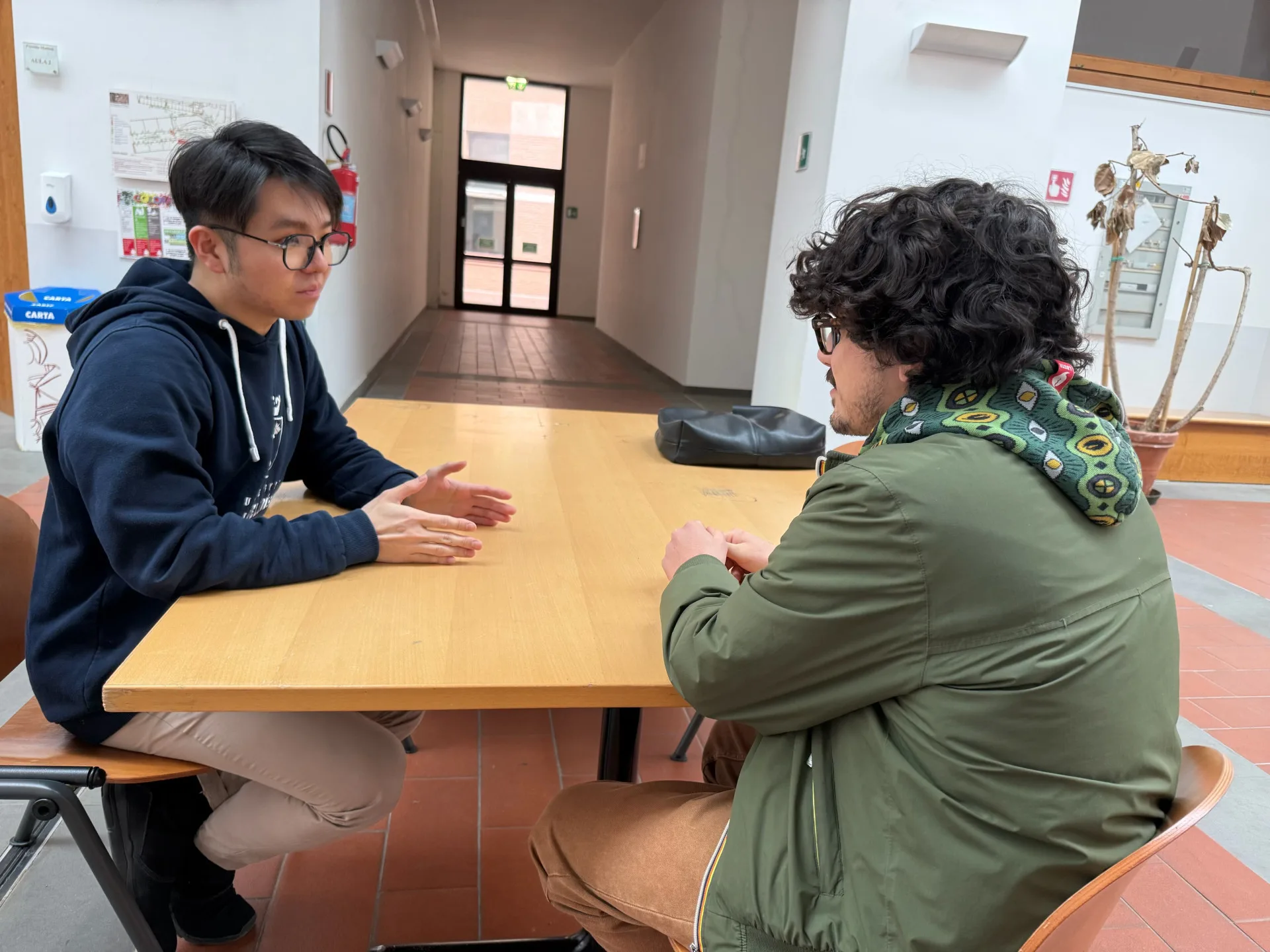 下課的日常對話：跨越國界的觀點交鋒與理解。胡吰誌提供