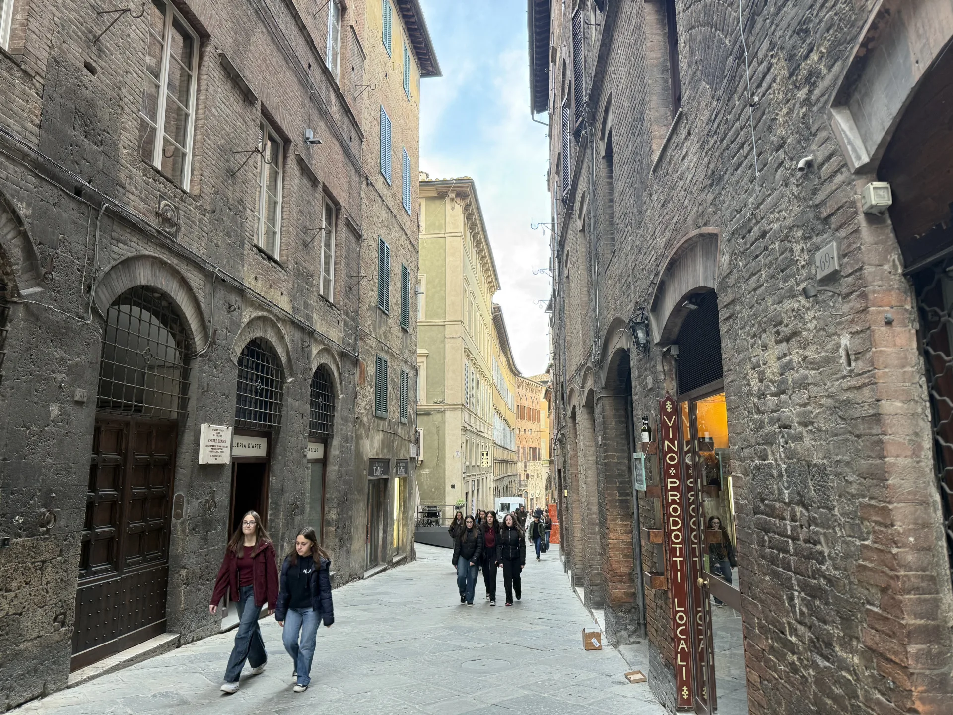 義大利中世紀古城西恩納：異鄉的石板路，每一步都是文化探索。胡吰誌提供