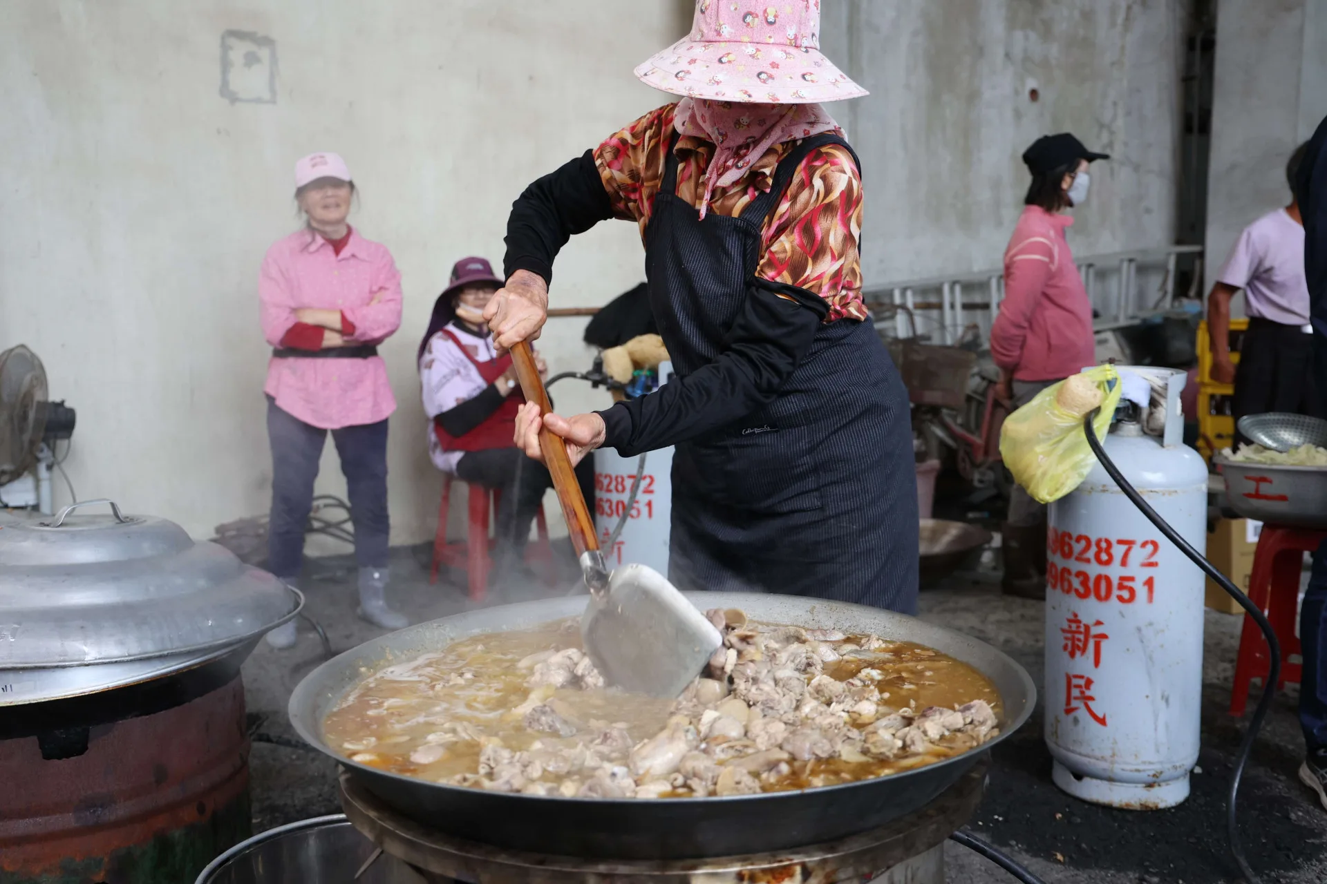擐雞酒飄香慶元宵，是崙背羅厝傳承百年詔安客家習俗。雲林縣政府提供