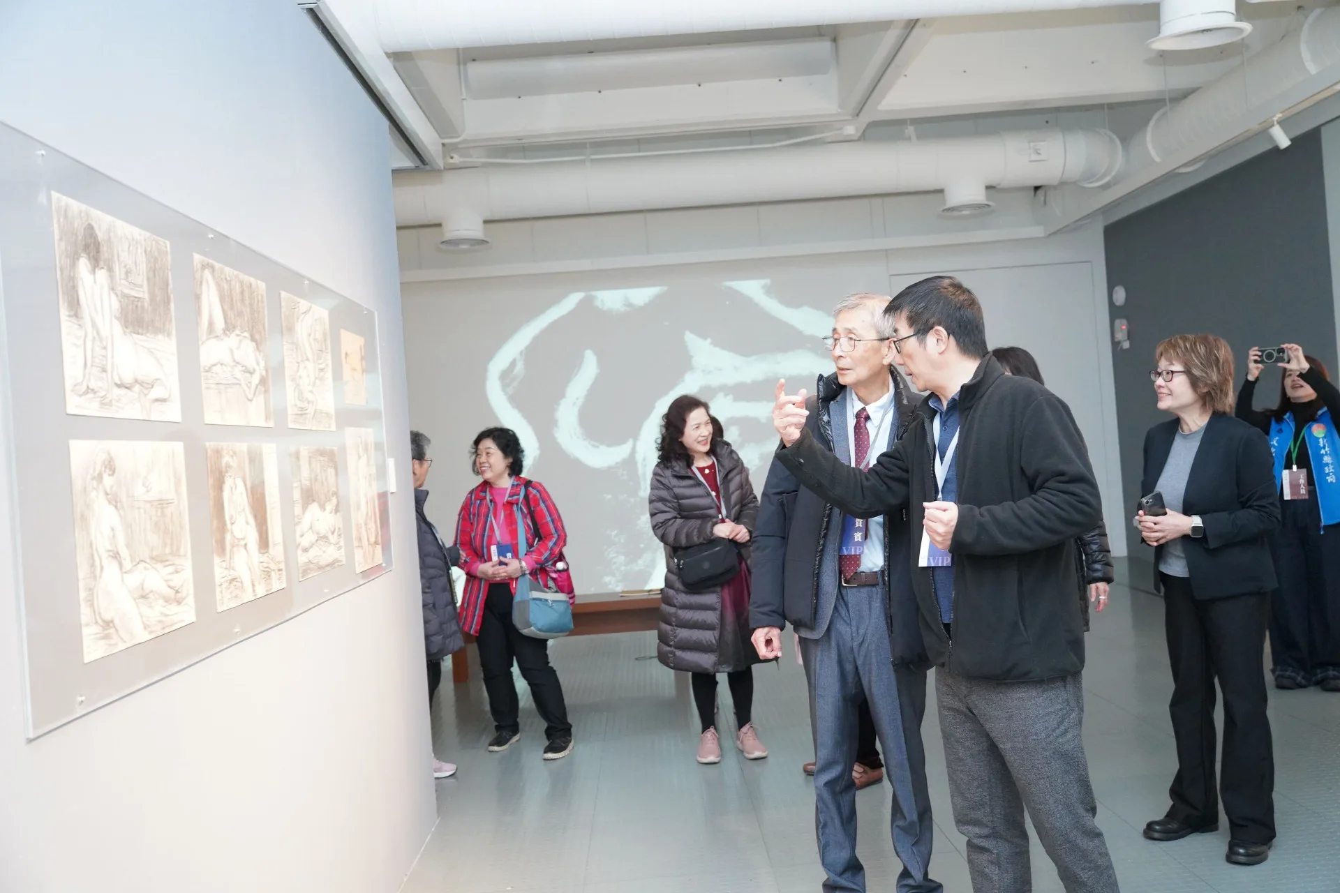 策展人陳昭賢(右)向蔡世英導覽。