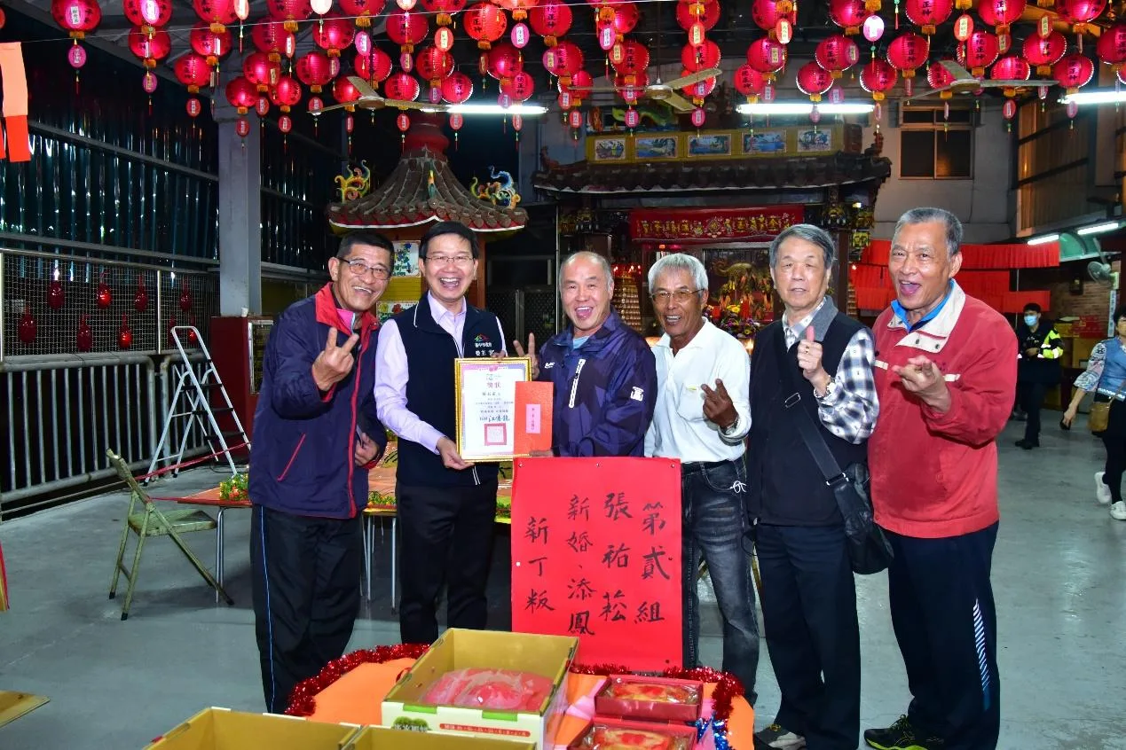 永光祠鬪粄得獎者張先生添千金孫、新婚雙喜臨門。台中客委會提供