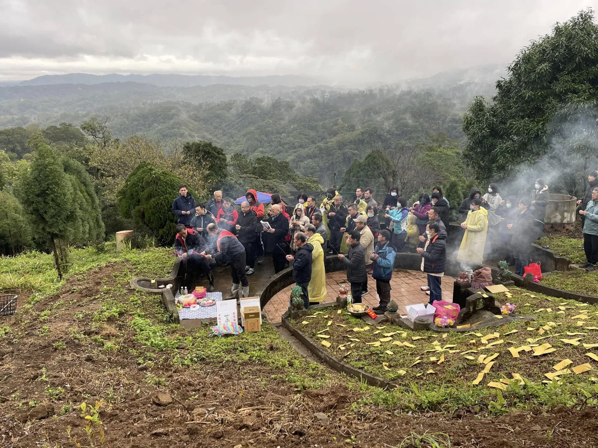 客家很多墓園都選在風景很漂亮的地方建墓,他們家族還保留清明節發小紅包給老人家的特殊風情。翻攝自 北埔陳紹忠家族墓園掃墓照片