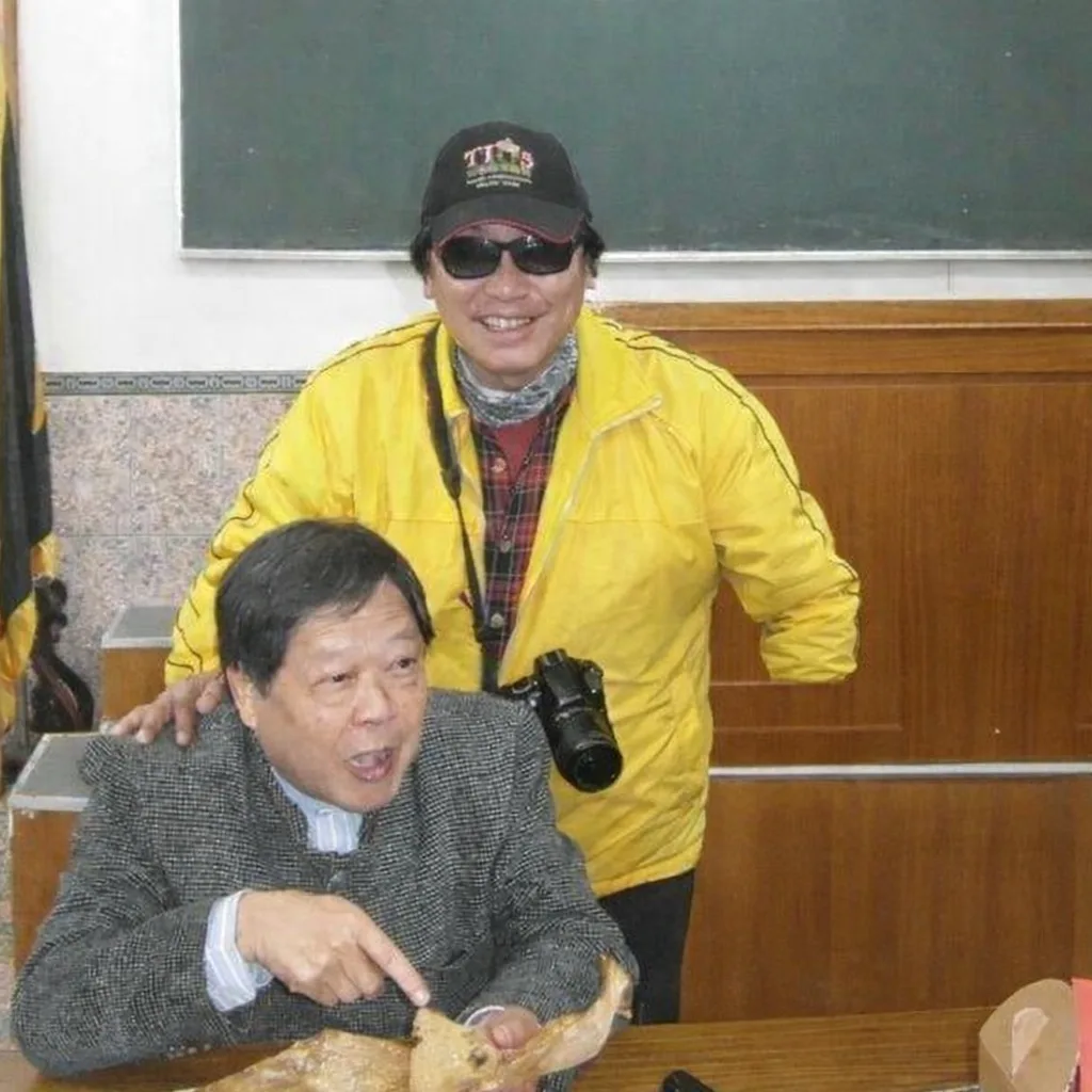 前新竹縣長范振宗(左)是唯一說他沒有「分醮墓」者,他說早年他們家經濟狀況還好,只有分給人,沒有跟人要的經驗。陳權欣提供