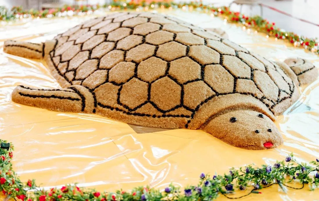 永光祠帶有酒香與糯米軟Q口感的千斤大米糕龜,展現職人的好手藝。台中客委會提供