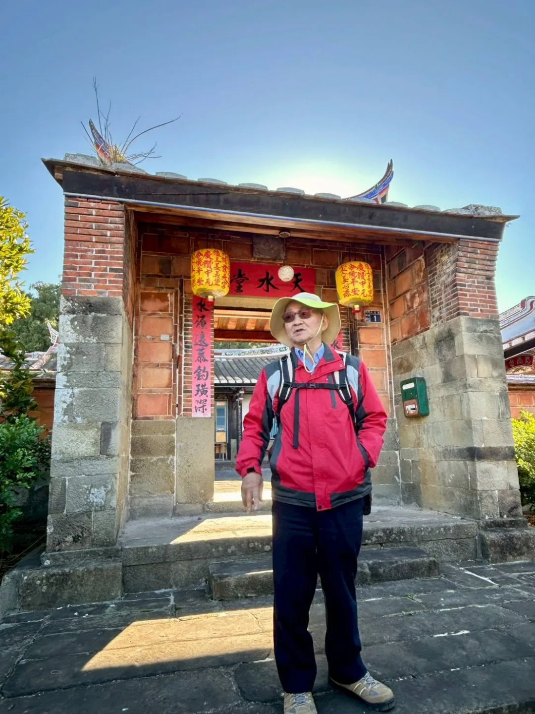 前峨眉國小校長姜信淇,長年研究地方文史,提出「分醮墓」可能源自「分借問」的說法。翻攝自 姜信淇臉書