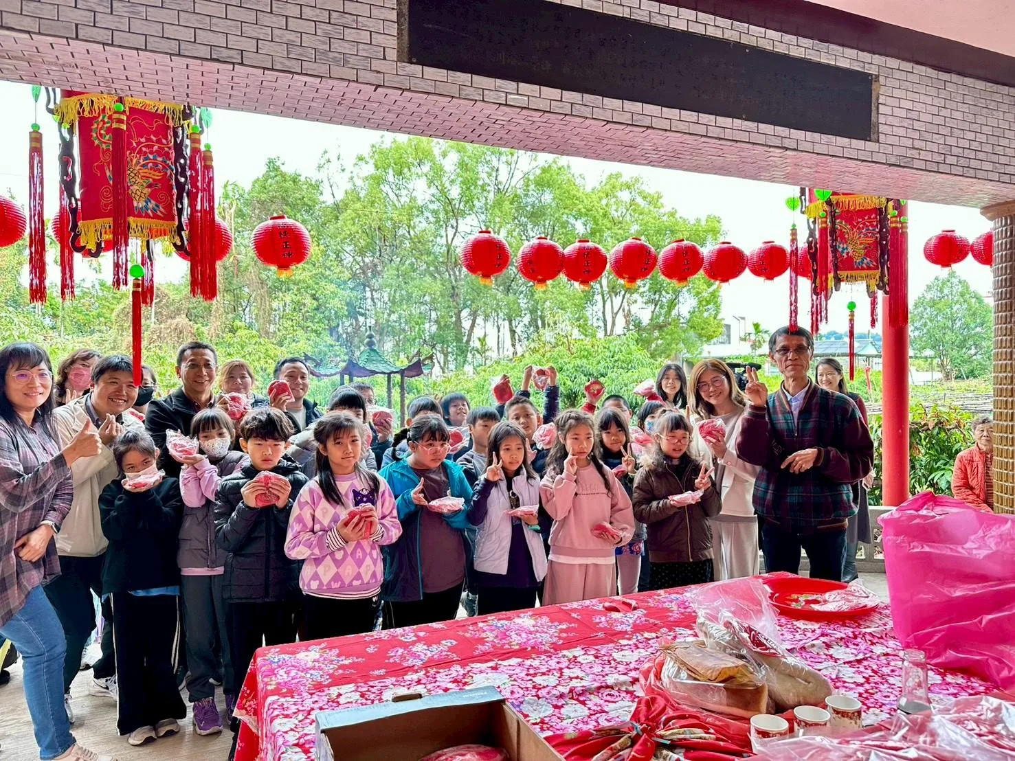 芎蕉下伯公一大早舉行擲筊祈福,石城國小師生共襄盛舉。台中客委會提供