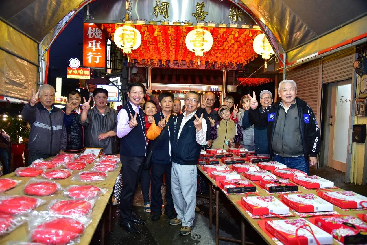 江俊龍與米粉寮樂善祠鬪粄得獎者古先生及地方里長合影。台中客委會提供