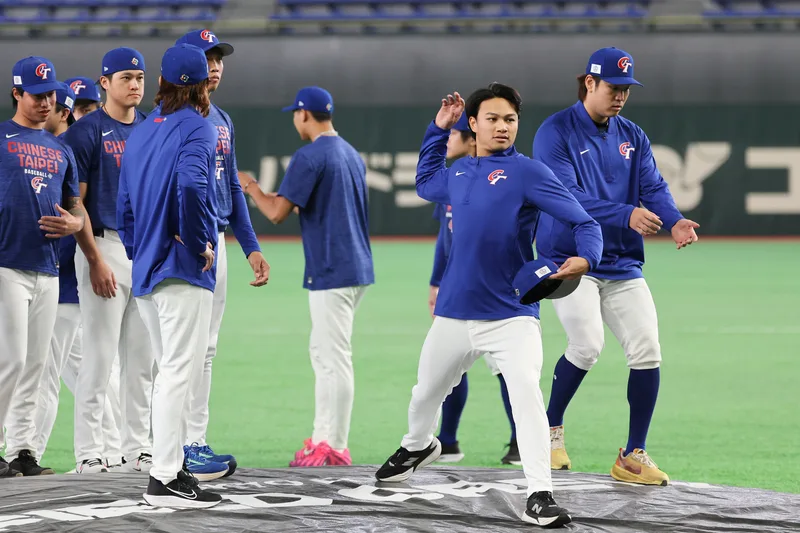 世界棒球經典賽（WBC）台灣隊首戰將與澳洲隊交手，將派出具有最快球速158公里的投手徐若熙（右2）先發。中央社