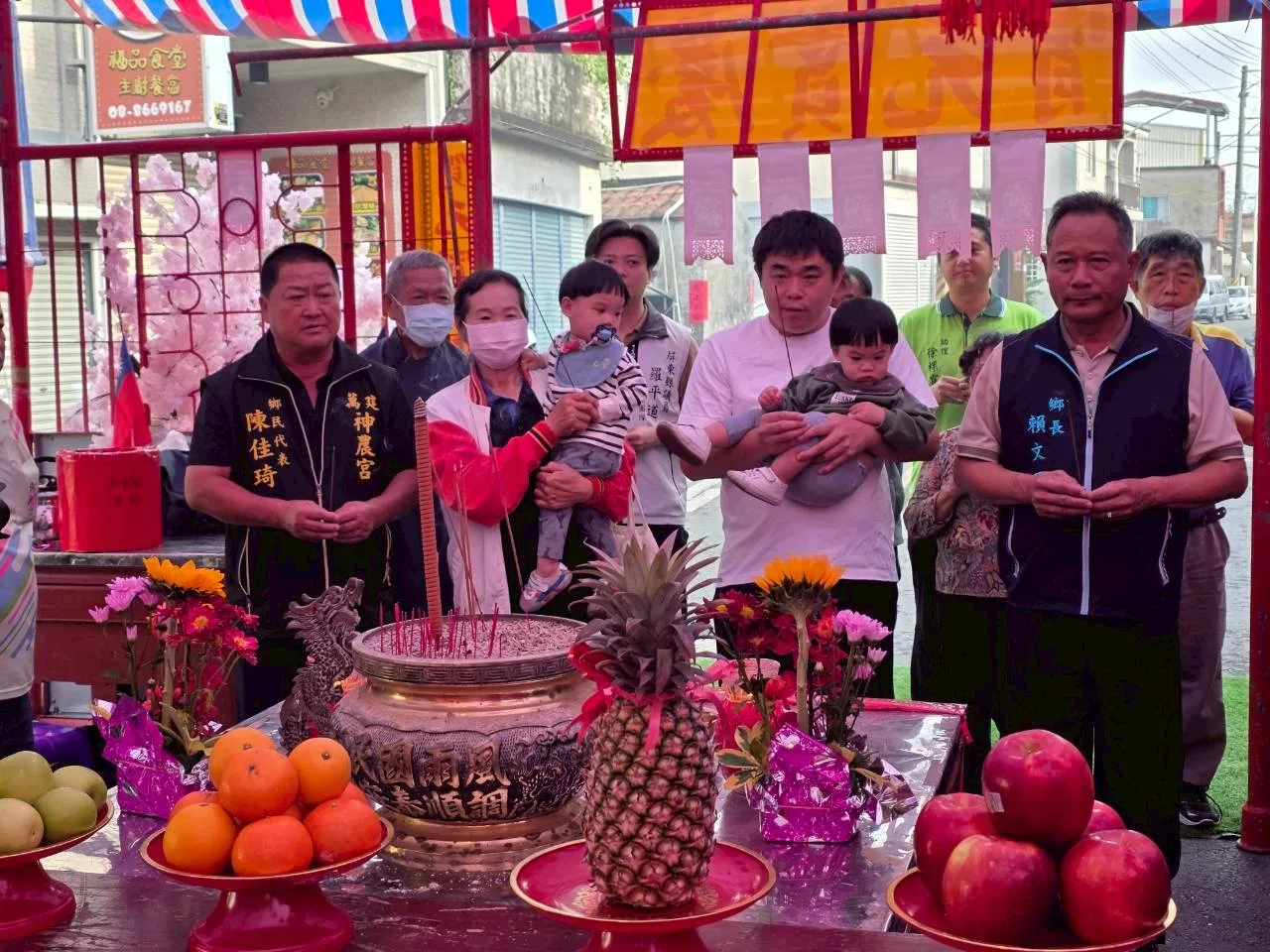 萬建村今天舉行「拜新丁新妹」傳統科儀，萬建神農宮特別為每個新生兒家庭準備了紅包與馬年玩偶，象徵著平安與順遂。佳冬鄉公所提供