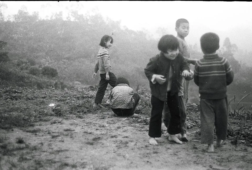 約七十年前北埔姜家掃墓的老照片,當時不少孩子會到墓園分取祭品,許多人甚至赤腳前來,反映早年農村生活的困苦。姜百塘提供