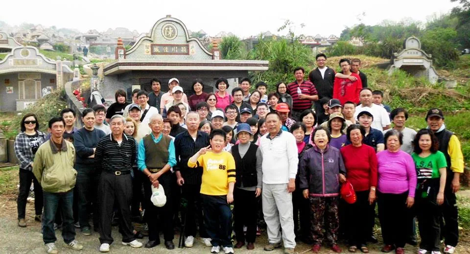 北埔陳姓家族掃墓前排長者都對分醮墓有印象。陳權欣提供