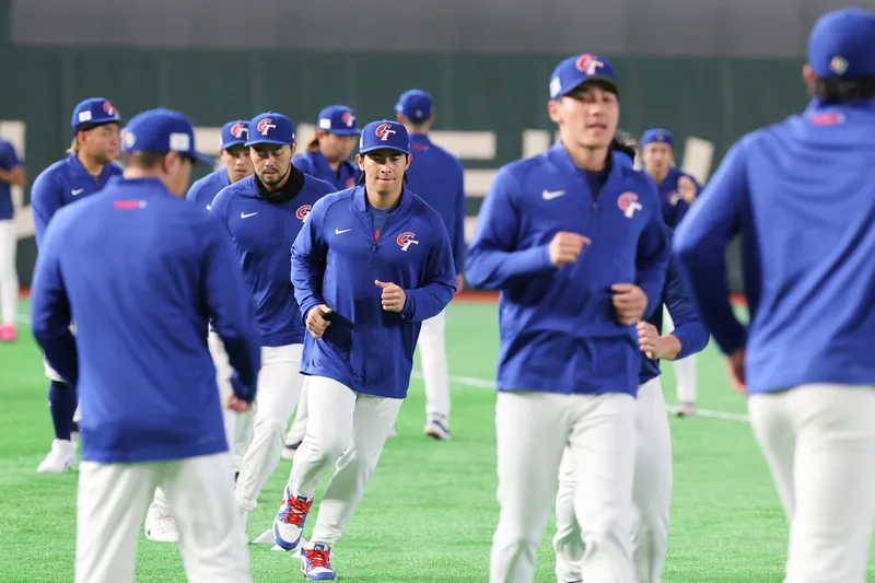 經典賽台灣隊4日在日本東京巨蛋練球，隊長陳傑憲（中）跑步暖身。中央社