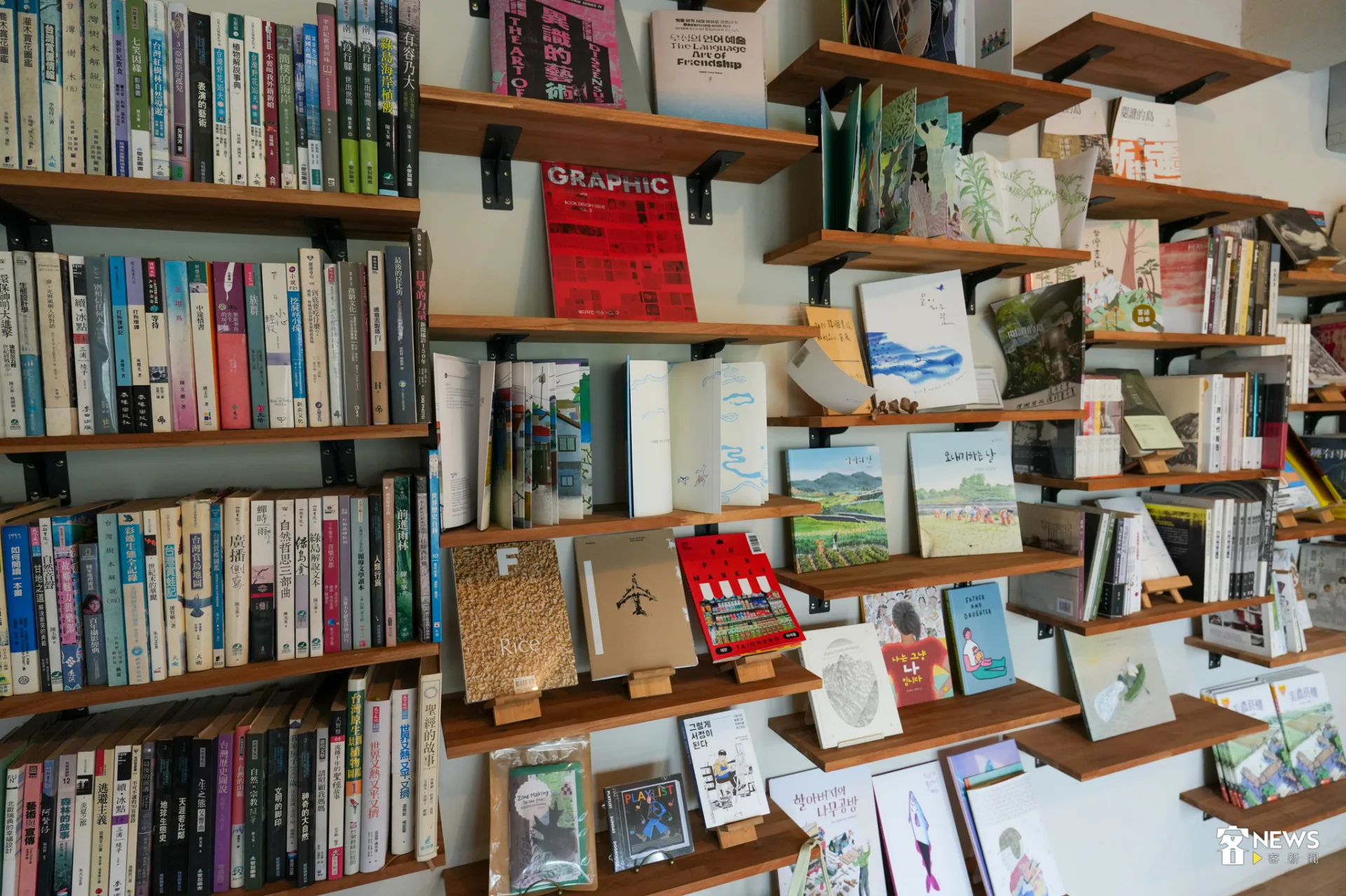 走進有間書店，映入眼簾的是一大面書牆。蔡依璇攝