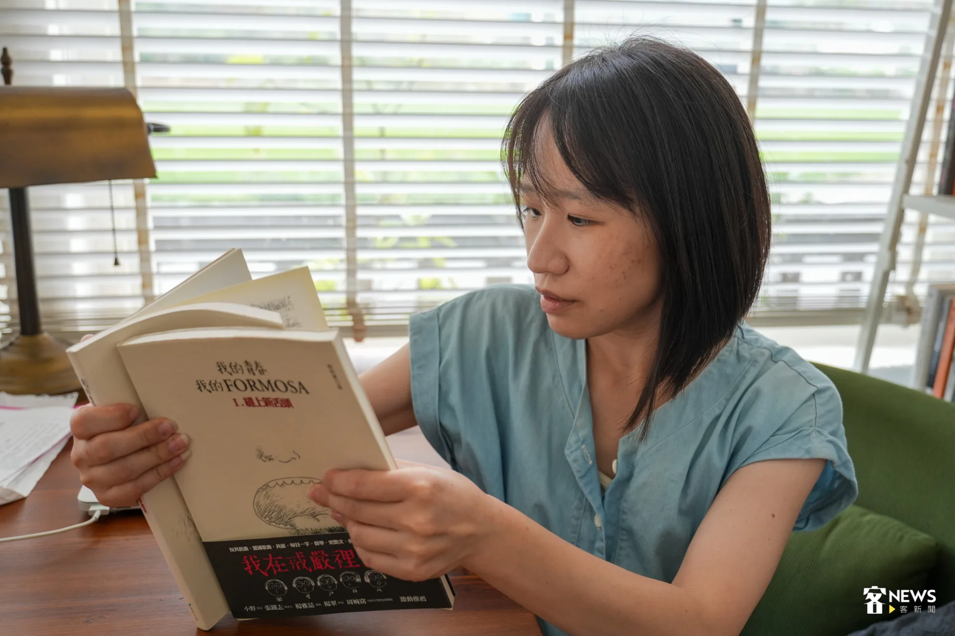 愛書的朱毓萍推薦政治漫畫──《我的青春我的formosa》。蔡依璇攝