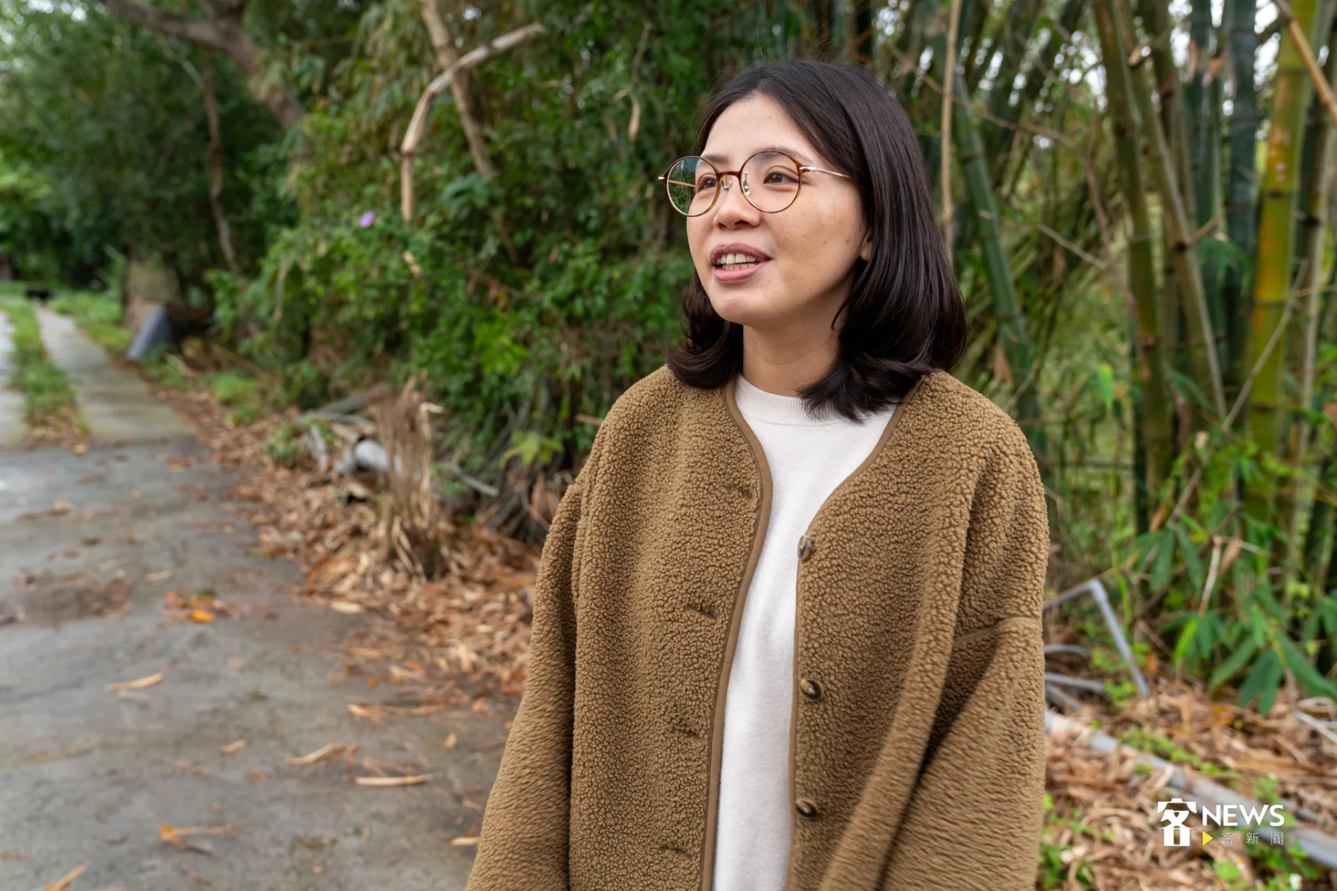 峨眉返鄉青年鄧君婷，透過田野調查與書寫記錄家鄉。李宥妍攝