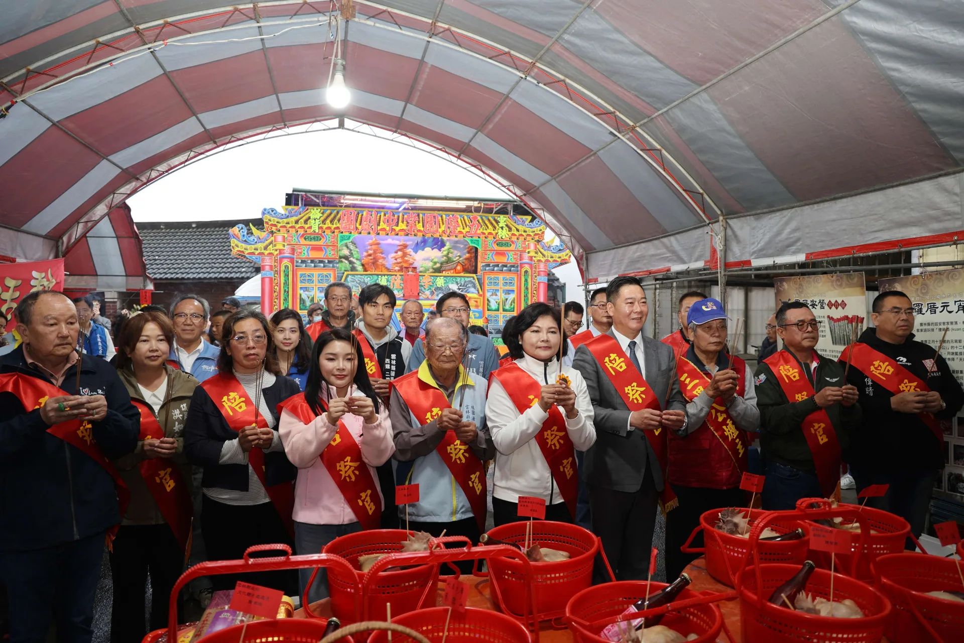 雲林縣長張麗善表示，「元宵擐雞酒」習俗歷經時代演變，尤其現今少子化，已不以添男丁為限，開放社區民眾共同參與。雲林縣政府提供