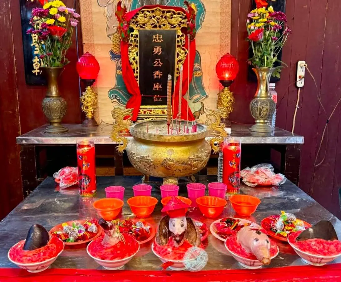 左堆特色祭品「做五碗」，祭祀時以豬內臟塑形為五種吉祥寓意祭品，包括：姜太公釣魚（豬氣管）、鳳鳴岐山（豬肝）、華陀神醫（白飯塑形）、祥豬獻瑞（豬肚）、同心協力（豬心塑鳳梨形）。屏縣府文化處