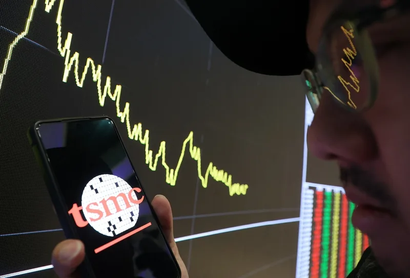 美國、以色列與伊朗戰事造成中東局勢緊張,美股重挫,台股4日盤中最32950.04點,重挫1373.61點,權值股台積電盤中跌55元至1880元。中央社