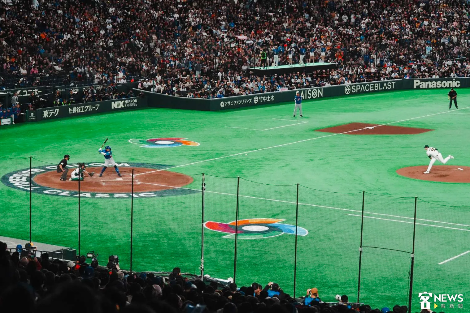 世界棒球經典賽（WBC）台灣隊首戰與澳洲交手，東京巨蛋觀眾席上坐滿台灣球迷。李台源攝