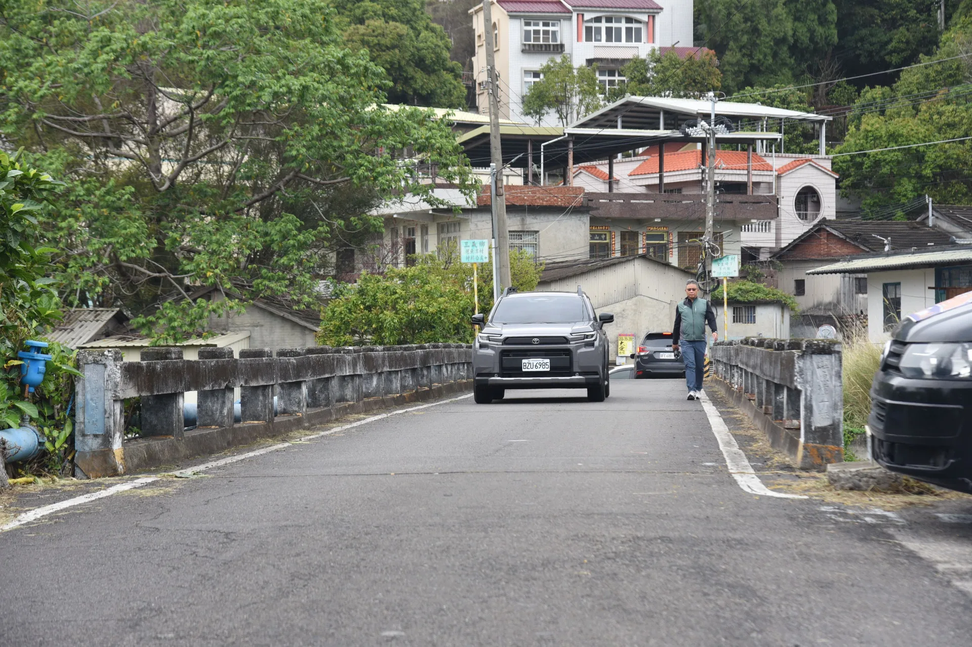 苗栗三義景山溪鯉魚潭一橋破舊、狹窄，今天動工改建。