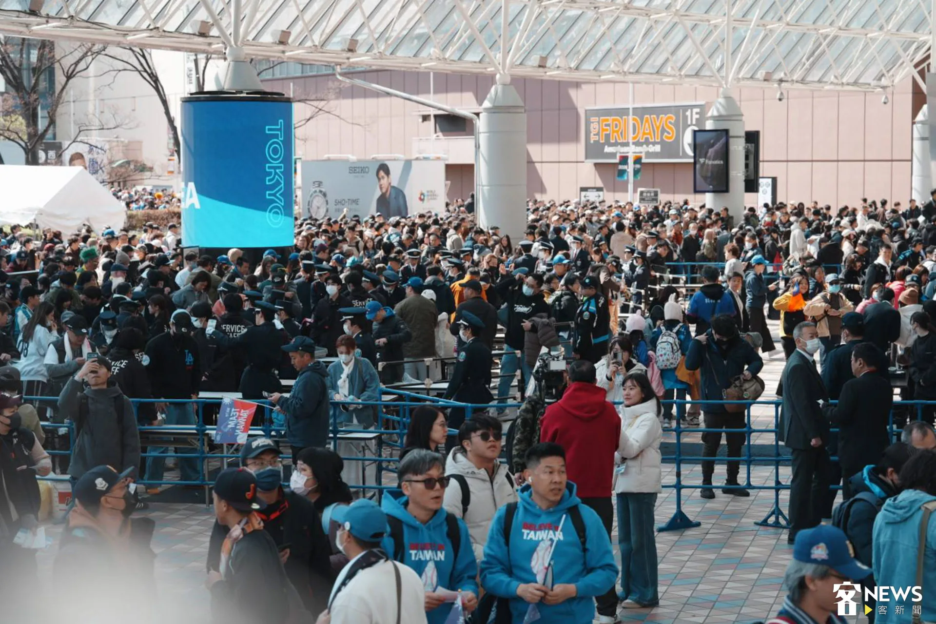 台灣隊今天在東京巨蛋迎戰澳洲隊，現場湧入大批球迷進場加油。李台源攝