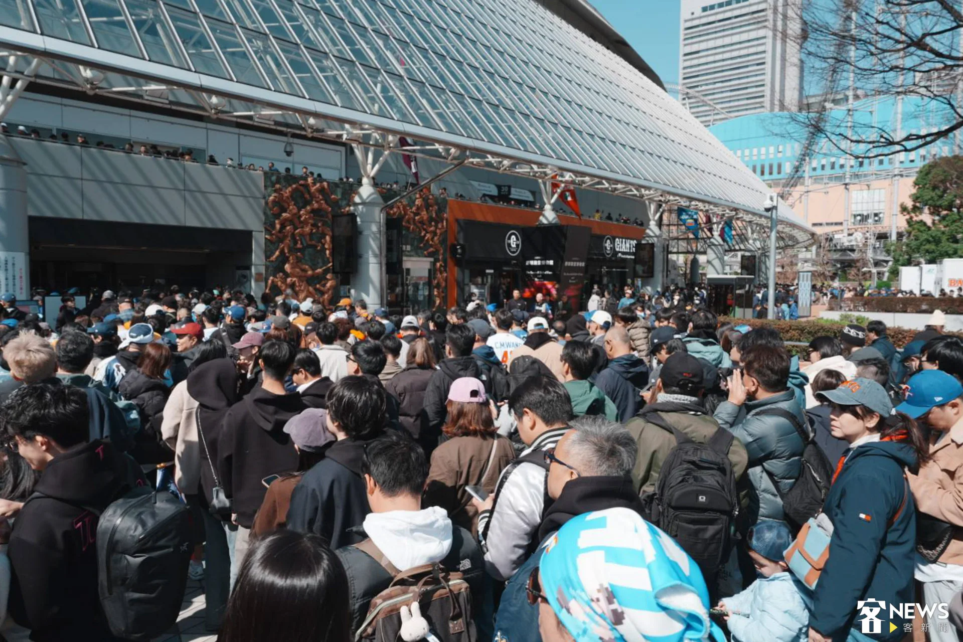 2026WBC台澳大賽今天開打，開賽前已有許多台灣球迷擠爆現場。李台源攝