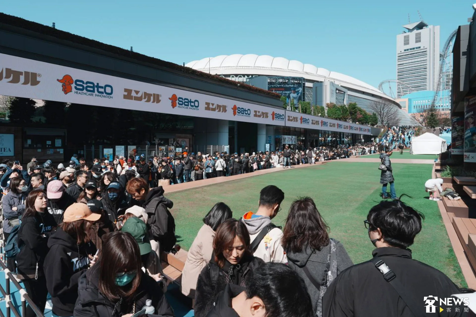 2026WBC台澳大賽今天開打，開賽前已有許多球迷在周邊排隊。李台源攝