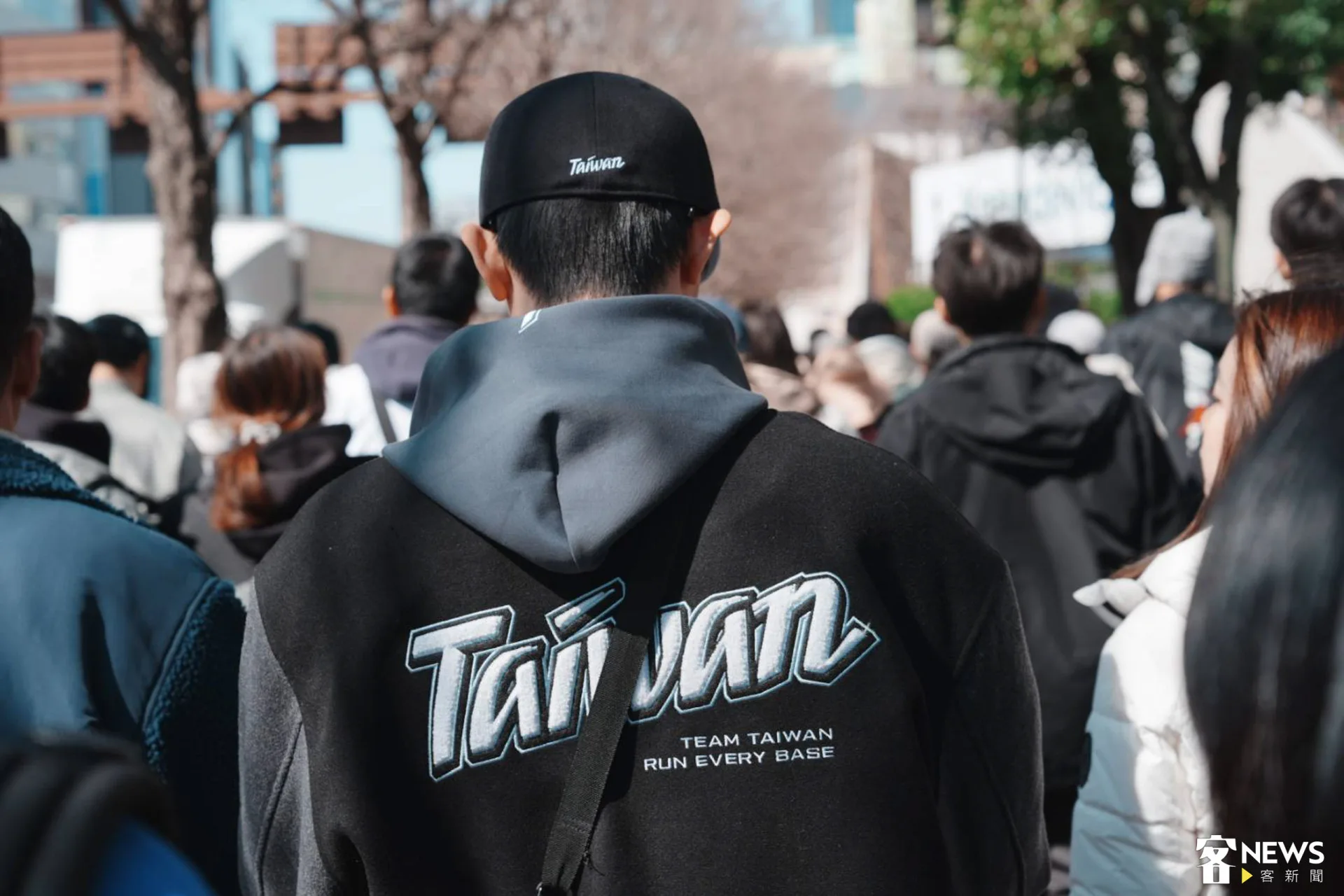 許多球迷身穿TEAM TAIWAN的衣服，為台灣隊加油。李台源攝