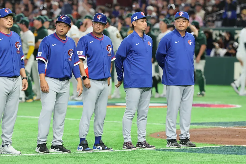 經典賽C組預賽台灣隊首戰在日本東京巨蛋與澳洲交手，台灣隊不敵對手吞敗，總教練曾豪駒（右）率教練團成員在場上列隊致意。中央社