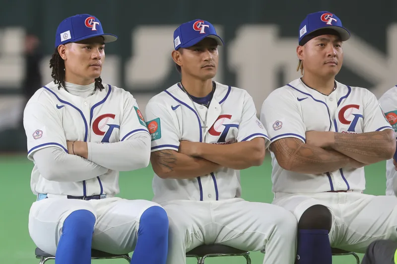 世界棒球經典賽（WBC）台灣隊4日在東京巨蛋安排練球，野手張育成（左起）、林子偉、吉力吉撈.鞏冠參與官方拍攝宣傳照。中央社