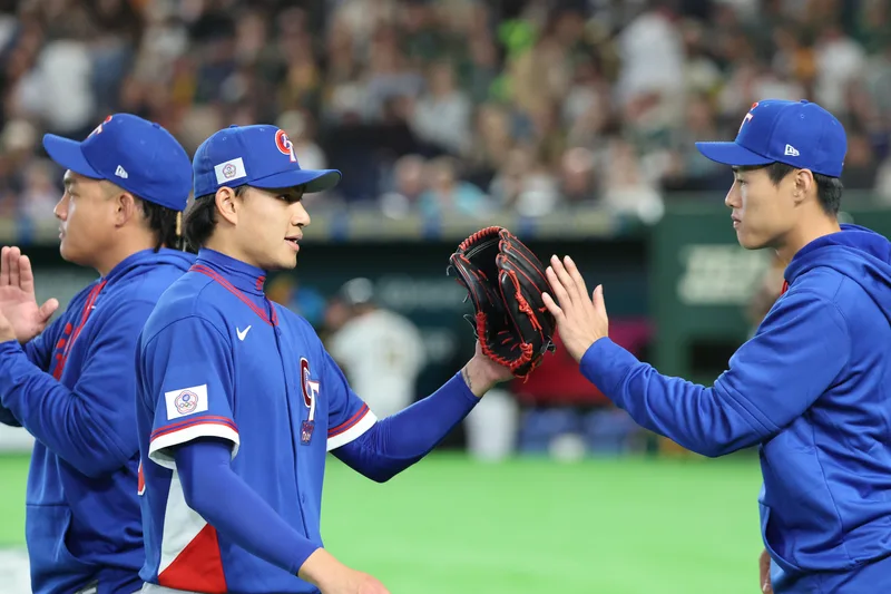 世界棒球經典賽（WBC）C組預賽5日在東京巨蛋開打，台灣隊首戰交手澳洲隊，派出旅日好手徐若熙（中）先發，主投4局無失分。中央社