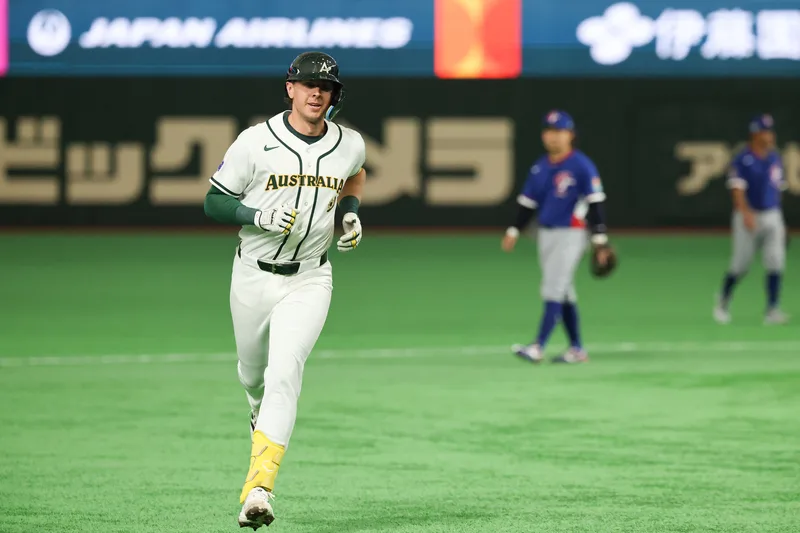 世界棒球經典賽（WBC）C組預賽5日開打，台灣隊首戰迎戰澳洲隊。澳洲隊柏金斯（左）5局開轟，助隊取得2:0領先。中央社