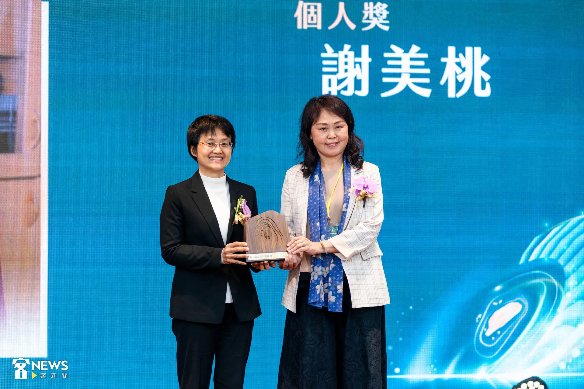 本土語言傑出貢獻獎個人獎得主謝美桃，從客委會主委手中接下獎座。范修語攝