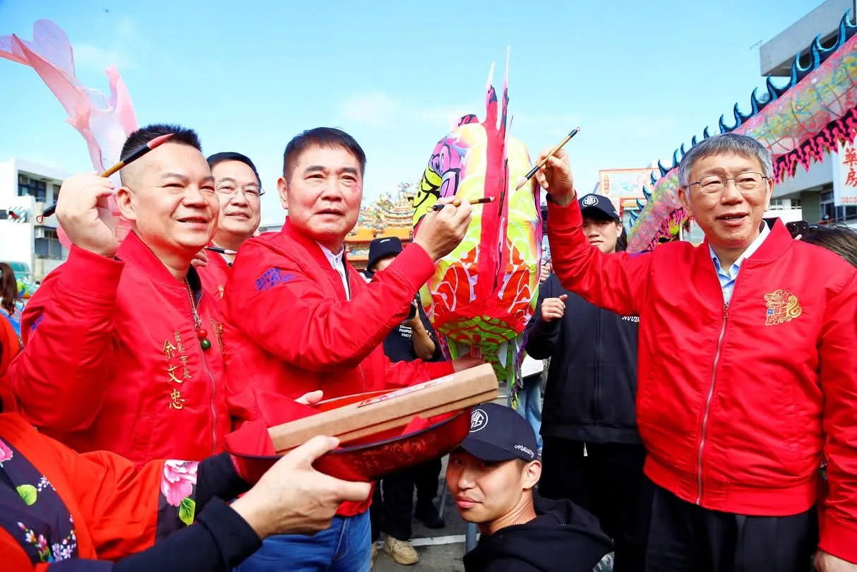 民眾黨創黨主席柯文哲（右一）應苗栗市長余文忠（左一）邀請，農曆大年初之九與苗栗縣長鍾東錦（右二）、市民代表會主席陳仁杰（左二），在苗栗市玉清宮前廣場為元宵𪹚龍活動畫龍點睛。取材自余文忠臉書