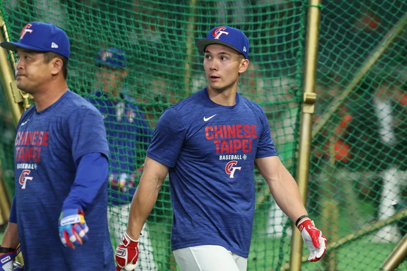2026世界棒球經典賽（WBC）C組預賽台灣隊第2戰將與強敵本武士隊交手，賽前台美混血好手「費仔」費柴德（Stuart Fairchild）（中）與隊友們一同練球備戰。中央社