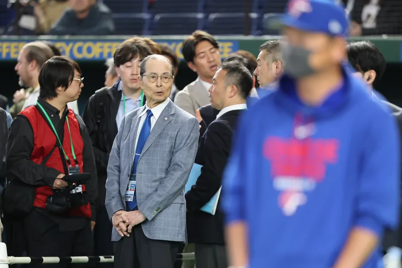 2026世界棒球經典賽（WBC）C組預賽台灣隊6日晚間將在東京巨蛋交手強敵日本，台灣球員賽前練球備戰，日職福岡軟銀鷹球團會長王貞治（灰色西裝者）現身場邊關注。中央社