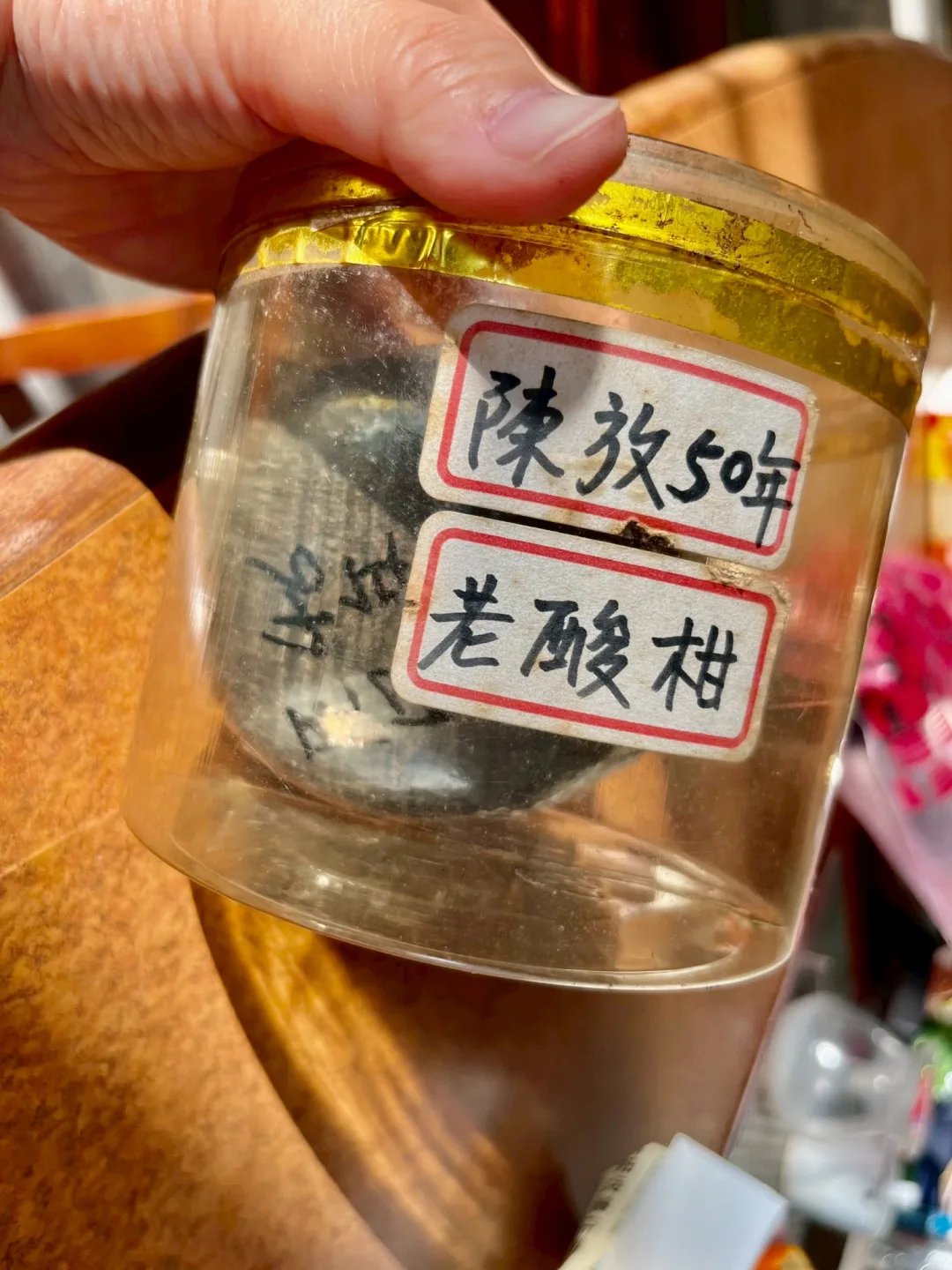 尋訪酸柑茶作法時，三灣永和山茶廠廖盛榮老闆拿出70年的老酸柑，直說是「藝術品」等級。徐彩雲攝