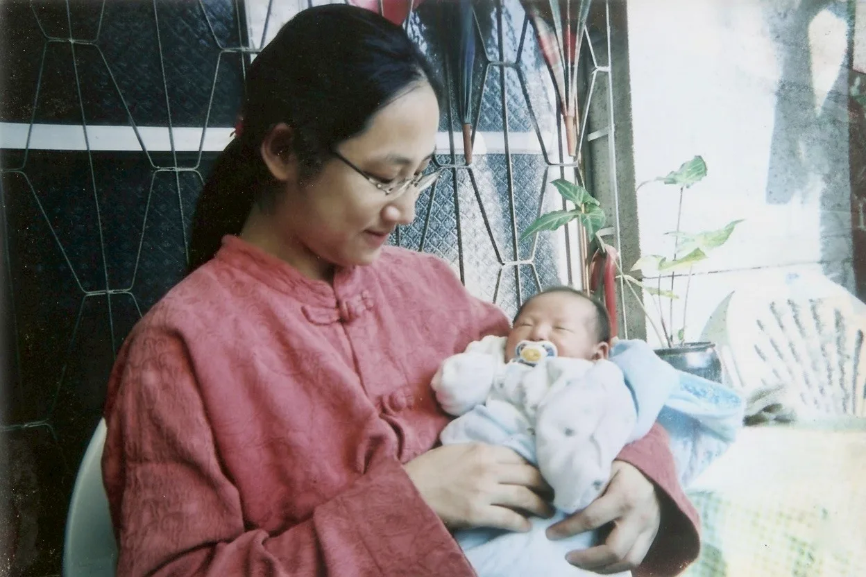 24 年前初為人母坐月子期間，看到新聞「兩性工作平等法」即將實施，成為全臺首批申請育嬰假的媽媽。徐彩雲提供