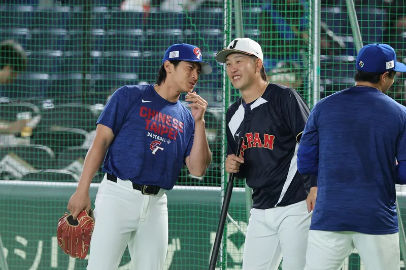 世界棒球經典賽（WBC）台灣隊6日將於台灣時間晚間6時與地主日本隊交手，台灣隊賽前練球備戰，隊長陳傑憲（左）與日本隊小園海斗（後右）互動。中央社
