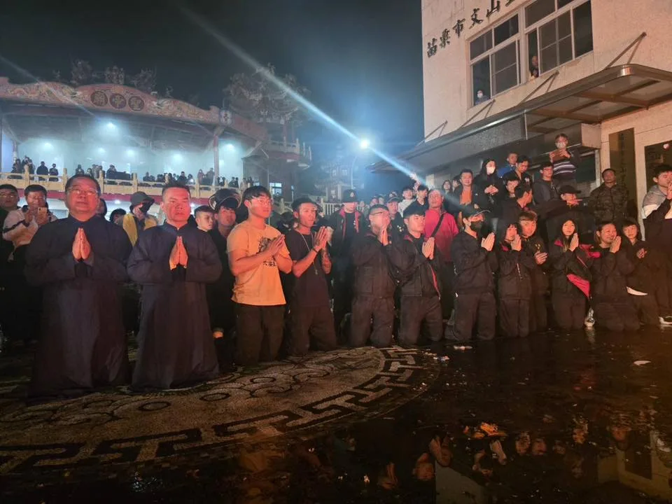 苗栗火旁龍5日晚間舉行化龍返天儀式後落幕。翻攝余文忠FB