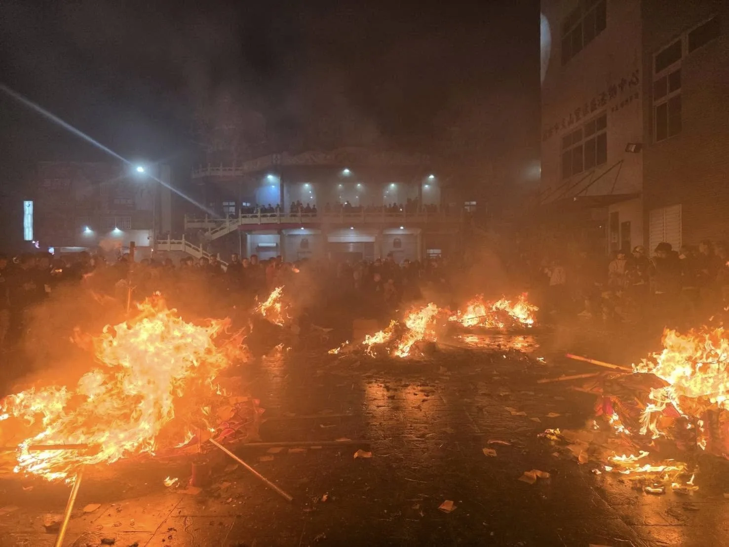 苗栗火旁龍5日晚間舉行化龍返天儀式後落幕。翻攝余文忠FB