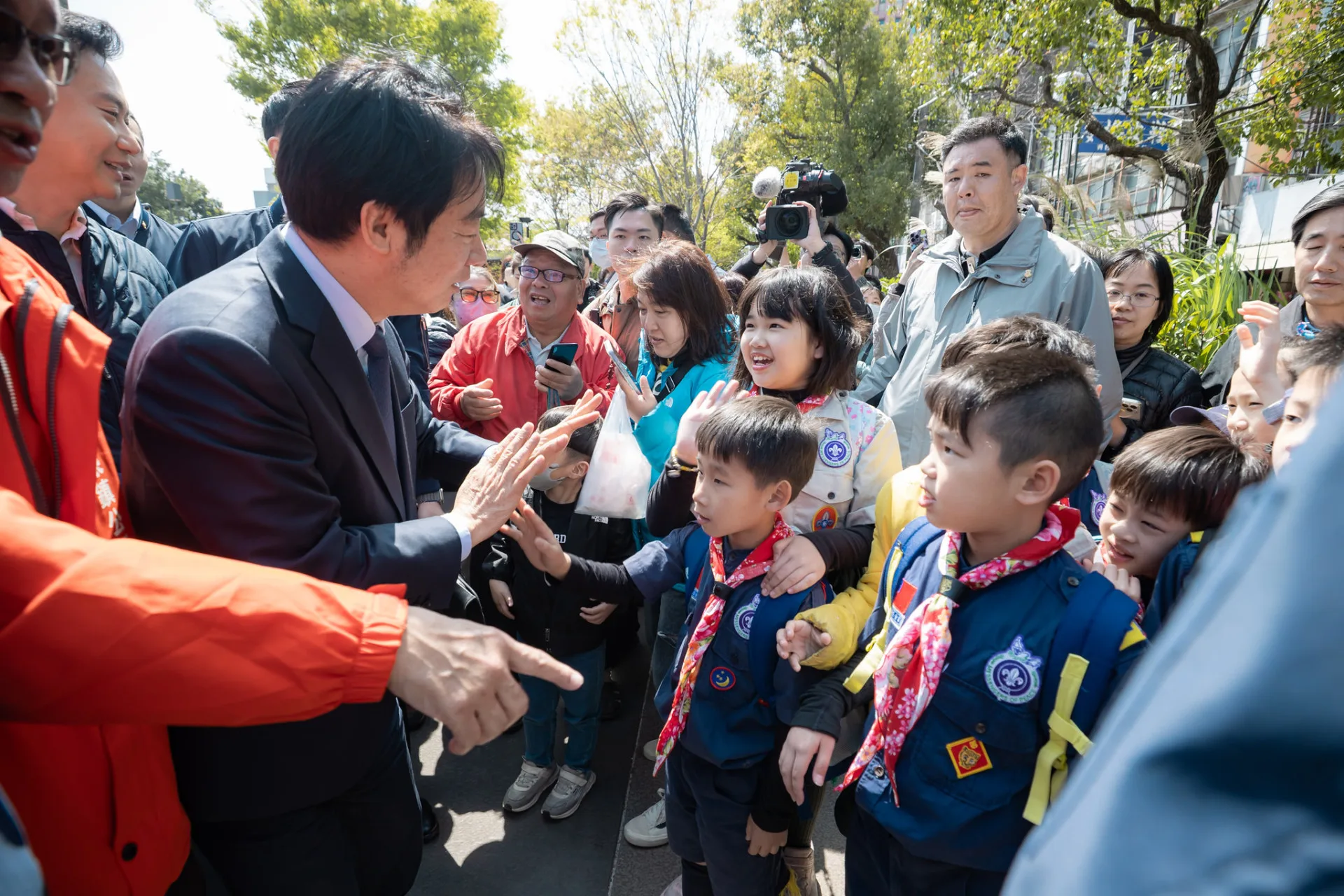 總統賴清德出席竹東客家山歌比賽，向參加比賽的小朋友打氣。總統府提供