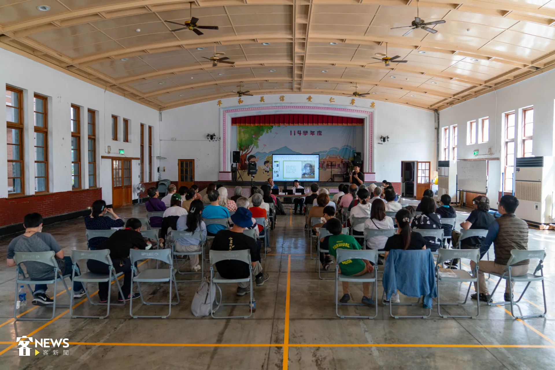 今天舉辦座談的地方，就是舊照片中的禮堂。范修語攝